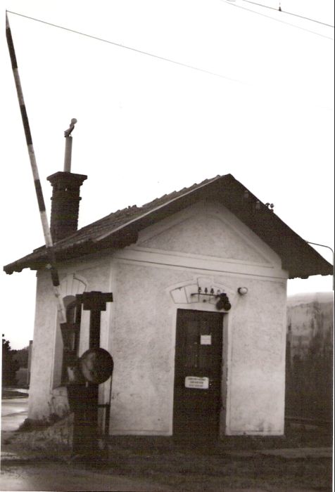  Gbely - stanovište signalistu na kútskom zhlaví (St I). Šikmý pohľad zo strany koľají od Kútov. Mechanické závory. Foto: J. Kubáček, jar 1998. 88 x 126 