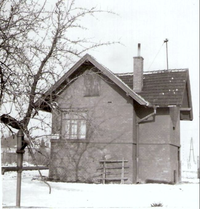  Koniarovce - stavadlo na prievidzskom zhlaví. Šikmý pohľad z predstaničného priestoru od Nitry. Foto: J. Kubáček, 5.1.1996. 100 x 100 