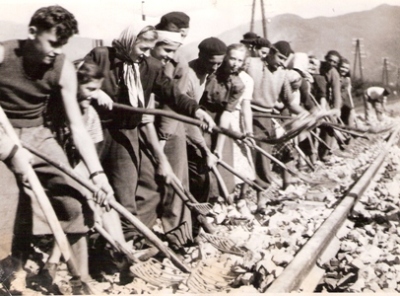  Skup. mladých mužov a žien pri ruč. premiest. štrku v dvojkoľ. trati. Text: Trať Družby. Foto: Kľučka, cca 1950. 170 x 122 (miesto zhodné s obr. 7147) 