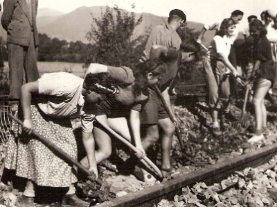  Ženy pri úprave štrk. lôžka pri koľajnici. Detail. Text: Trať Družby. Foto: Kľučka, cca 1950. 113 x 83 