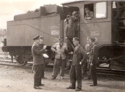  Skupina železničiarov v pracovnom i v rovnošatách, kabína rušňa 413.041 a celý tender 412.152. Anon., cca 1950. 148 x 110 