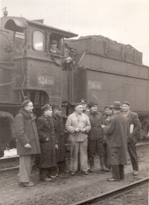  Skupina železničiarov v pracovnom, rovnošatách (medzivojn. ČSD) i civile. Kabína rušňa 524.0101, celý tender 516.0491. Anon., cca 1950. 155 x 110 