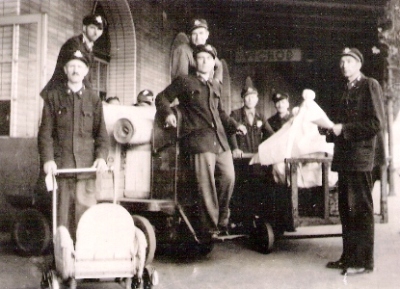  Skupina mužov v železn, rovnošatách s ruč. a elektrickým manipulačným vozíkom na prvom peróne žst. Bratislava hl. st. Text: Žst. Bratislava hlavná st. Anon., cca 1950. 116 x 83 