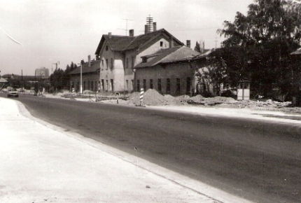 Bratislava Nivy. Pohľad na výpravnú budovu od práve rekonštruovanej cesty. Jedno krídlo má prevalenú strechu. Foto: J. Horník, cca 1983. 142 x 100 