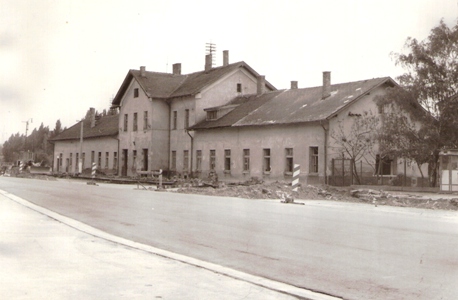 Bratislava Nivy. Pohľad na výpravnú budovu od práve rekonštruovanej cesty. Foto: M. Macura, cca 1983. 180 x 130 