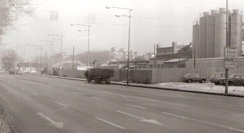  Bratislava Nivy. Pohľad na nadchod na dunajskom zhlaví a priestor pred Káblovkou z Dostojevského radu. Foto: J. Horník, cca 1983. 142 x 100 
