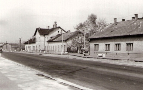  Bratislava Nivy. Pohľad na výpravnú budovu od práve rekonštruovanej cesty. Jedno krídlo má prevalenú strechu. Foto: J. Horník, cca 1983. 142 x 100 