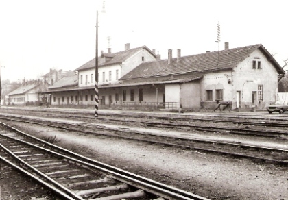  Bratislava Nivy. Pohľad na výpravnú budovu od koľajiska. Foto: J. Horník, cca 1983. 142 x 100 