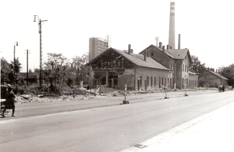  Bratislava Nivy. Pohľad na výpravnú budovu od práve rekonštruovanej cesty. Búracie práce už začali. Foto: J. Horník, cca 1983. 142 x 100 