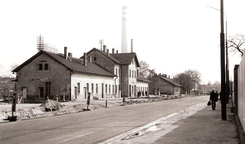  Bratislava Nivy. Pohľad na výpravnú budovu od práve rekonštruovanej cesty. Búracie práce sa ešte nezačali. Foto: J. Horník, cca 1982. 142 x 100 