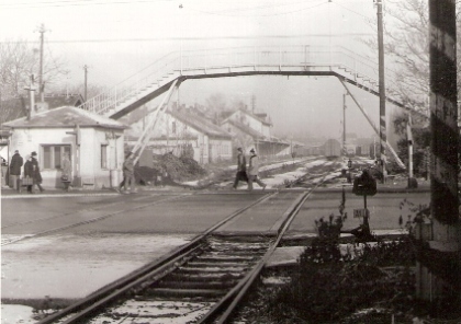 Bratislava Nivy. Pohľad z priecestia ul. Mlynské Nivy do koľajišťa. Odstavené vozne. Foto: J. Horník, cca 1982. 142 x 100 