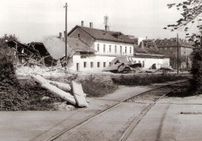  Bratislava Nivy. Pohľad od zaústenia prístavnej koľaje na výpravnú budovu. Búracie práce sa už začali. Foto: J. Horník, cca 1983. 142 x 100 