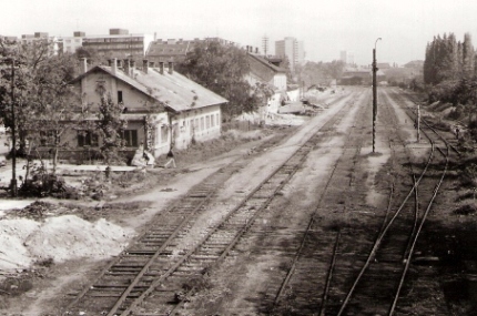  Bratislava Nivy. Pohľad z lávky nad dunajským zhlavím na koľajisko. Búracie práce sa už začali. Foto: J. Horník, cca 1983. 142 x 100 