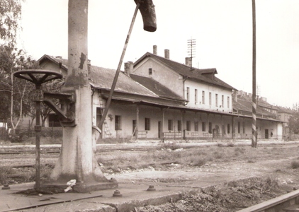  Bratislava Nivy. Pohľad na výpravnú od koľajiska. V popredí spodok vodného žeriavu. Búracie práce sa ešte nezačali. Foto: M. Macura, cca 1982. 180 x 130 