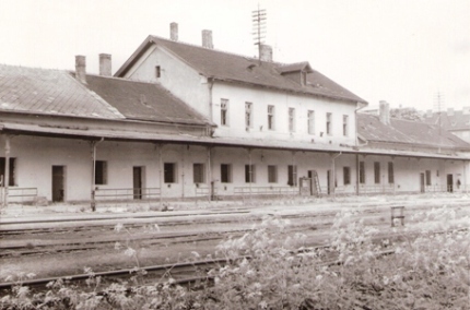  Bratislava Nivy. Pohľad na výpravnú budovu od koľajiska. Búracie práce sa ešte nezačali. Foto: M. Macura, cca 1982. 180 x 130 