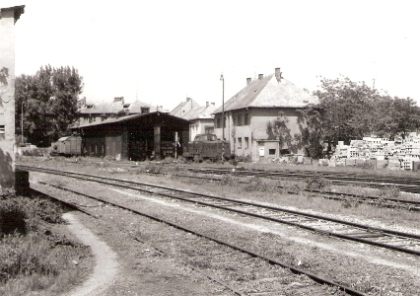  Bratislava Nivy. Pohľad na remízu a slobodáreň od koľajiska. T 444.0, vodný žeriav. Foto: J. Horník, cca 1982. 142 x 100 