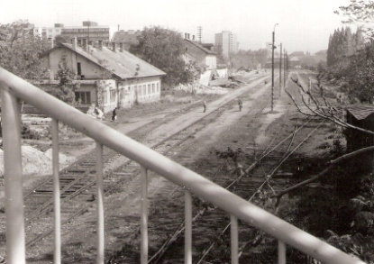  Bratislava Nivy. Pohľad z lávky nad dunajským zhlavím na koľajisko. Búracie práce sa už začali. Foto: J. Horník, cca 1983. 142 x 100 