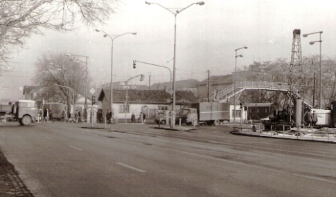  Bratislava Nivy. Pohľad na nadchod na dunajskom zhlaví z Dostojevského radu. Foto: J. Horník, cca 1983. 142 x 100 