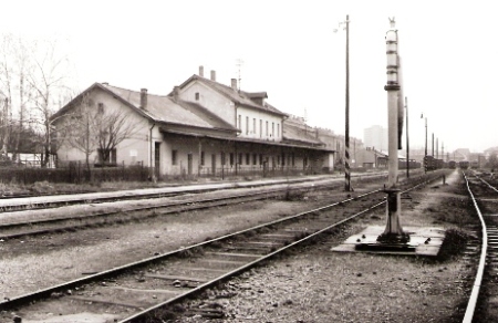 Bratislava Nivy. Pohľad na koľajisko a výpravnú budovu od koľajiska. Vodný žeriav, sklady, odstavené vozne. Foto: J. Horník, cca 1982. 142 x 100 