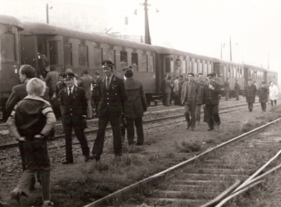  Bratislava filiálka - koľajisko, súprava vozňov Rybák, ľudia v železničných rovnošatách i civile. Text: Posledná parná jazda na Slovensku. Foto: M. Macura, 17.10.1980. 180 x 130 