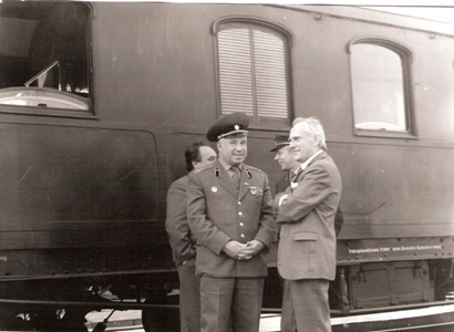  Plukovník Sov. armády v rozhovore s mužom v civile pred salónnym vozňom Ferdinanda d´Este. Text: Posledná parná jazda na Slovensku. Foto: M. Macura, 17.10.1980. 180 x 130 