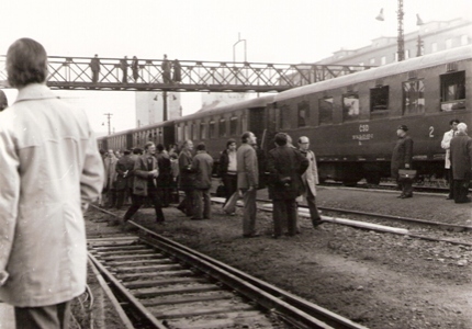  Koľajisko Bratislava filiálka, lávka, súprava vozňov Rybák a Ci, ľudia v civile. Text: Posledná parná jazda na Slovensku. Foto: M. Macura, 17.10.1980. 180 x 130 