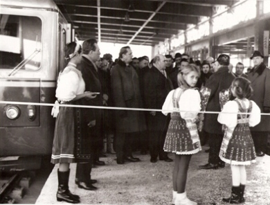  Štrba, otvorenie stanice ozubn. železnice. Mot. vlak, dav ľudí, tri dievčatá v krojoch, páska. Anon., 12.2.1970. 180 x 240 