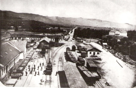  Pohľad z veže žst. Bratislava-Blumentál. Rušne, vozne, kryté nástupište, diel. budovy, sklady, Karpaty. Text: Pressburger Bahnhof im Umbau. Anon., cca 1873. 140 x 90 
