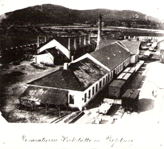  Pohľad z veže žst. Bratislava-Blumentál. Dielenské budovy, osobné a nákladné vozne. Text: Reparaturen Werkstätte in Pressburg. Anon., cca 1873. 144 x 110 