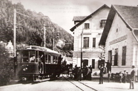  Stanica Trenčianske Teplice - priečelie výpravnej budovy a hotela Garni, motorový vozeň, trakč. podpera, ľudia. Anon., cca 1910, 180 x 120, repro: R. Rebro (Trenč. múzeum) 