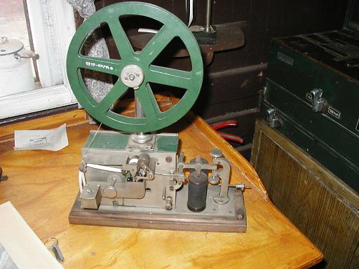 Písací stroj telegrafný Morse farbopisný s elektrickým pohonom