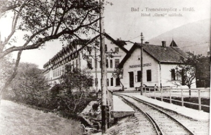  Stanica Trenčianske Teplice - Výpravná budova a hotel Garni, trakč. podpera, ľudia. Anon., cca 1910, 130 x 85, repro: R. Rebro (Trenč. múzeum) 