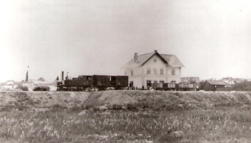  Bánovce nad Bebravou - 310.4 pri posune s nákl. vozňami. Výpravná budova a drevená búdka toaliet. Text: Bánovce nad Bebravou. Foto: Lieszkovský, cca 1901. 127 x 90 