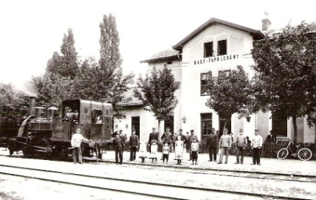  Stanica Topoľčany - výpravná budova, parný rušeň 300.4, pózujúci ľudia v železn. rovnošatách i civile, bicykel. Foto: Lieszkovský, cca 1901. 130 x 90, repro: Grófová 