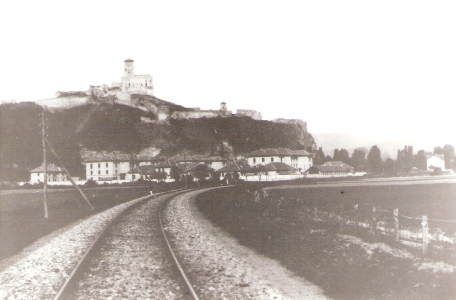  Trenčín - úsek jednokoľajnej trate pri vchode do stanice od Tr. Teplej. Domy, hrad, vpravo výpr. budova. Foto: Stern, cca 1890, 130 x 90, repro: T. Grófová (Trenč. múzeum) 