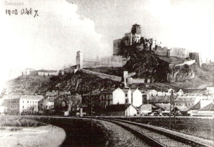  Trenčín - úsek jednokoľajnej trate pri vchode do stanice od Zlatoviec. Domy, hrad, telegraf. stĺpy, dišt. návestidlo. Anon., cca 1905, 130 x 90, repro: J. Rezník 