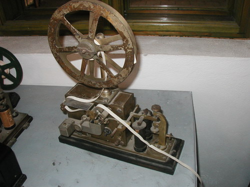 Písací stroj telegrafný Morse farbopisný s elektrickým pohonom