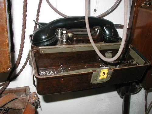 Prístroj telefónny MB TESLA prenosný v bakelitovej skrinke