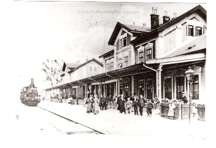  Tr. Teplá - výpravná budova a prvá koľaj s prichádzajúcim vlakom (rušeň StEG s tendrom), ľudia, lampy na devených stĺpoch. Anon., cca 1900, 130 x 90, repro: V. Gloss (Trenč. múzeum) 
