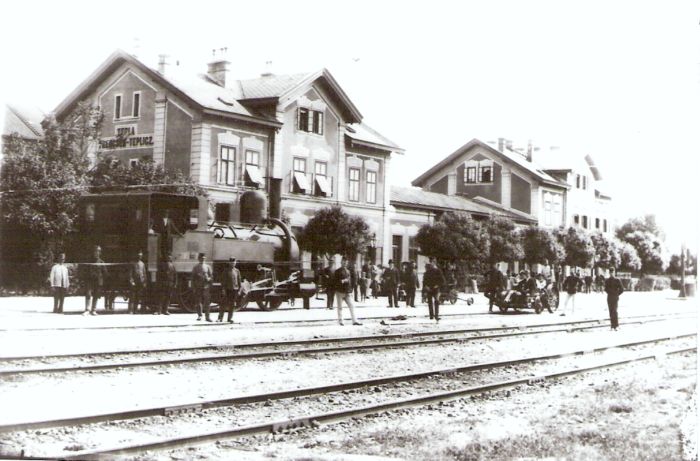  Tr. Teplá - výpravná budova, koľajisko s rušňom TIIIb MÁV, trojkolová a štvorkolová drezína, pózujúci železn. i civilisti. Anon., cca 1892. 130 x 90, repro: T. Grófová (Trenč. múzeum) 