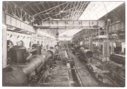  Železničné dielne - montážna hala s oceľ. Konštrukciou a s podstrešným žeriavom (Tragf. 35 Tons), po oboch stranách rozložené kotly. Anon., cca 1900. 127 x 90 