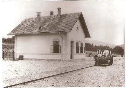  Trenč. Jastrabie - výpravná budova, štvorkolesová drezína, ľudia v kroji. Foto: Lieszkovský, 1901. 130 x 90, repro: Grófová 