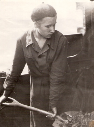  Žena v pracovnom prikladá uhlie na stanovišti p. rušňa zrejme 365.3. Anon., cca 1950. 173 x 228 
