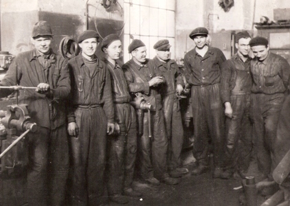  Skupinová fotografia zámočníkov v pracovnom v ich dielni. Anon., cca 1950 230 x 165 