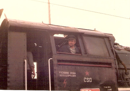  Hlava p. Viliama Babulica v okne rušňa 556.036. Nad rušňom trolej. Foto: Zuzana Piešová, jún 1989. 104 x 75. COLOR 