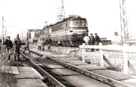  Stavenisko na štúr. strane mosta cez Hron pri Štúrove. Skupinky ľudí, dva rušne 240 a rozostavané mostné pole s mont. žeriavom. Text: R. 240 136-2 a 240 031-5 pripravené na dynamickú skúšku mosta. Foto: Marián Paulíni, 27.2.1992. 145 x 115 