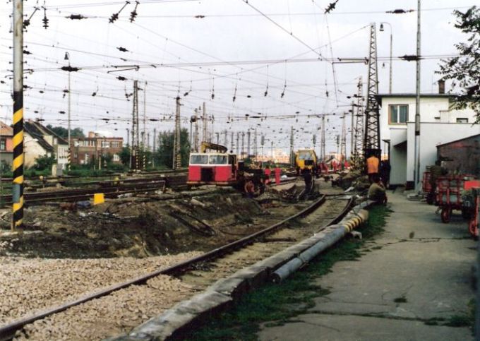  Rač. zhlavie žst. Bratislava hl. st. počas rekonštrukcie. Robotníci v pracovnom pri práci, vozík MUV a podbíjačka. Pohľad zo 6. nást. Foto: M. Entner, 6.8.1995. 178 x 126, COLOR 