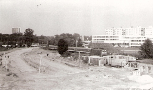  Bratislava-Petržalka - úsek starej trate pri vchod. návestidle od ÚNS s vlakom MÁV. Pláň pre nové koľajisko so staveb. dvorom. Foto: D. Selecký, cca 1992. 182 x 108 