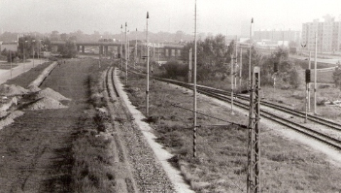  Dunajské zhlavie žst. Bratislava-Petržalka počas rekonštrukcie. Odb. zo starej trate na provizórne koľajisko, v pozadí cest. nadjazd. Foto: D. Selecký, cca 1992. 180 x 108 