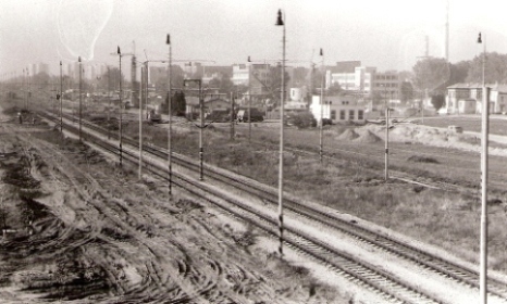  Stavenisko žst. Bratislava-Petržalka. Dve koľaje provizórneho koľajiska, v strede záberu stará výpravná budova. Foto: D. Selecký, cca 1992. 182 x 108 